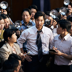 폭력에 맞서는 묵직한 펜의 이야기 썸네일