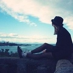 손거울을 든 여자 썸네일
