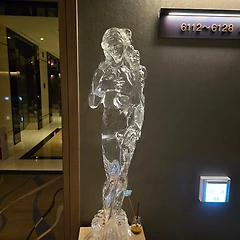 밤의 성문 아래에서, 오래된 기억과 오늘의 질문을 만나 썸네일