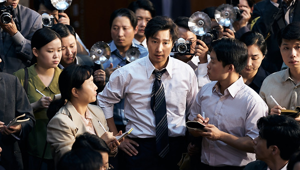 폭력에 맞서는 묵직한 펜의 이야기