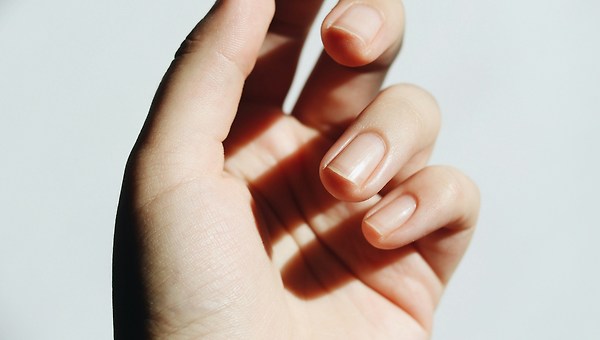 손을 보다가, 발을 만지다가