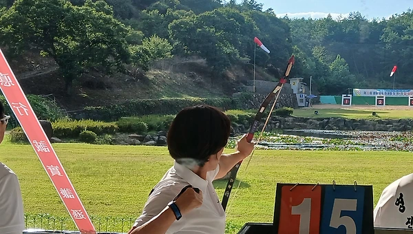 흰 옷에 흰 운동화를 신고 